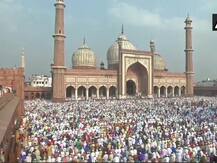 IN PICS: देशभर में धूमधाम से मनाया जा रहा है ईद, लोग गले मिल एक-दूसरे को दे रहे हैं बधाई