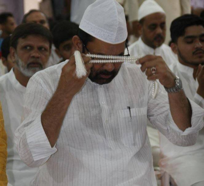 केंद्रीय अल्पसंख्यक कार्य मंत्री मुख्तार अब्बास नकवी ने दिल्ली के कश्मीरी गेट स्थित पंजा शरीफ में ईद की नमाज अदा की. उनके साथ कई लोग नमाज अदा करते दिखे.