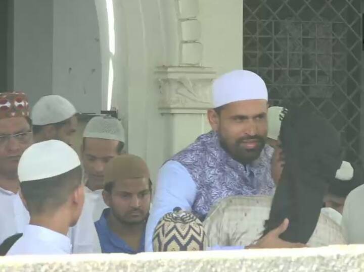 युसुफ पठान आईपीएल में सनराइजर्स हैदराबाद की तरफ से खेलते हैं. इनकी बल्लेबाजी शैली आक्रामक है. इन्होंने अपने प्रदर्शन से कई बार भारतीय टीम को मैच जिताया है.
