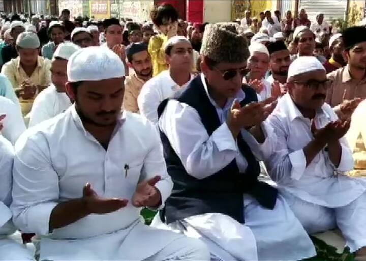 समाजवादी पार्टी (एसपी) नेता और रामपुर से सांसद आजम खान ने भी आज ईद की नमाज अदा की.