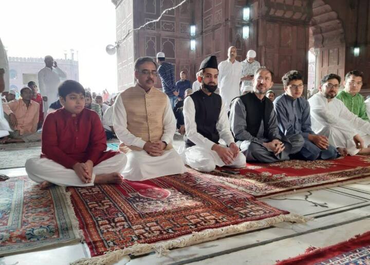 पाकिस्तान के विदेश सचिव सुहैल महमूद ने दिल्ली के जामा मस्ज़िद में अदा की ईद की नमाज़. विदेश सचिव बनने से पहले भारत में उच्चायुक्त रहे महमूद बीती रात पहुंचे दिल्ली. कल सुबह लौटेंगे इस्लामाबाद.