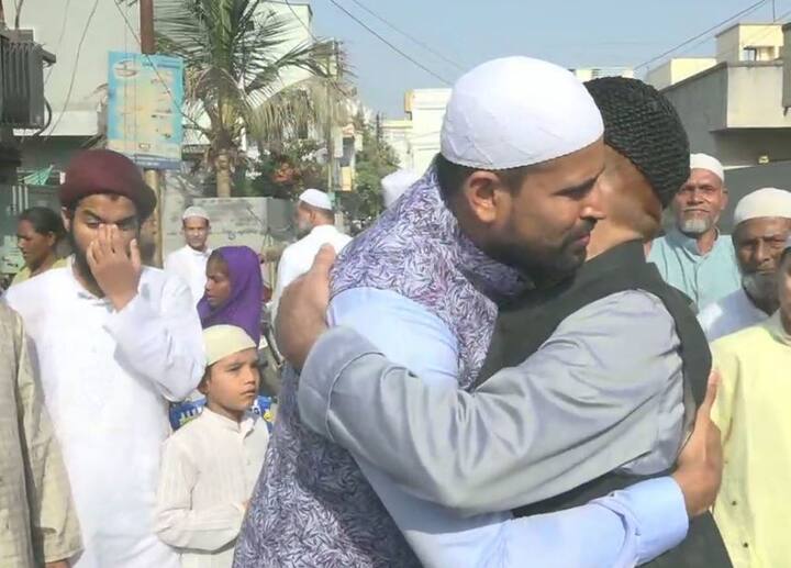 क्रिकेटर युसुफ पठान ने गुजरात के वडोदरा में अनेक लोगों के साथ ईद की नमाद अदा की. नमाज अदा करने के बाद युसुफ पठान ने गले मिल सबको बधाई दी.