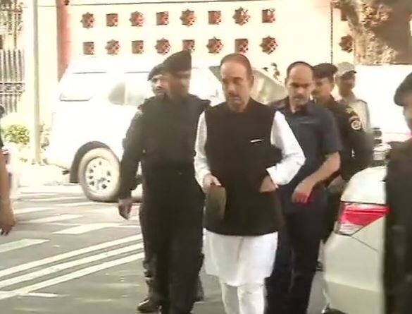कांग्रेस के वरिष्ठ नेता गुलाम नबी आजाद भी पार्लियामेंट स्ट्रीट स्थित मस्जिद में नमाज अदा करने पहुंचे.