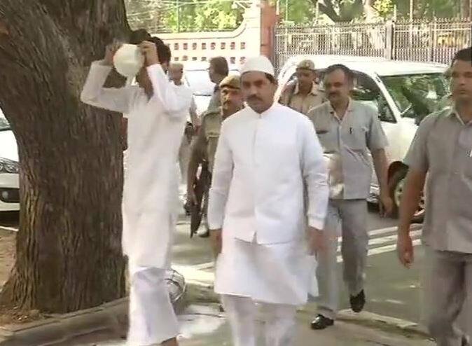 बीजेपी के वरिष्ठ नेता और पूर्व केंद्रीय मंत्री शाहनवाज हुसैन भी पार्लियामेंट स्ट्रीट स्थित मस्जिद में नमाज अदा करने पहुंचे. शाहनवाज हुसैन बिहार के भागलपुर से सांसद भी रह चुके हैं.