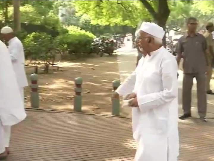 पार्लियामेंट स्ट्रीट स्थित मस्जिद में पूर्व उपराष्ट्रपित हामिद अंसारी ने नमाज अदा की. ये तस्वीर तब की है जब वो नमाज अदा कर बाहर निकल रहे थे.