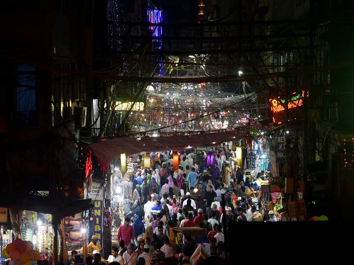 शॉपिंग के दौरान दुकानों पर लंबी-लंबी कतारें देखने को मिली. वहीं सड़कों पर लोगों का हुजूम दिख रहा था. रोजे के अंतिम नमाज खत्म होने के बाद लोगों ने पकौड़ियों और सर्बतों का लुत्फ लिया.