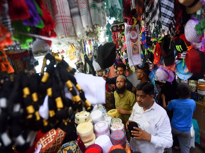 ईद से ठीक एक दिन पहले शाम के समय लोग बाजार पहुंचकर अपने और अपने परिवार के लिए कुर्ता और टोपियां खरीदी. इस दौरान महिलाओं ने भी अपने परिवार के लिए शॉपिंग की. 