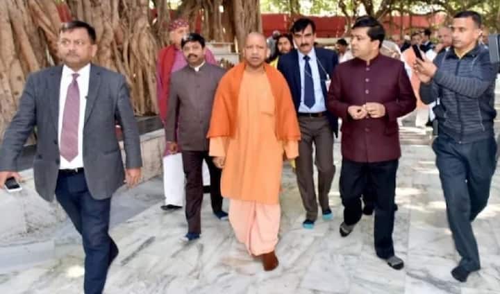 10 फरवरी 1999 में महराजगंज जिले के थाना कोतवाली स्थित पचरुखिया कांड ने इन्हें और चर्चा में ला दिया. यहीं से योगी और विवादों का चोली दामन का साथ हो गया. इसके बाद भी उनके ऊपर मुस्लिम विरोधी होने के साथ सांम्प्रदायिक भाषण देने का आरोप लगता रहा. गोरखपुर में हुए दंगे कर्फ्यू के दौरान उन्हें जेल भी जाना पड़ा. योगी आदित्यनाथ धर्मांतरण के खिलाफ और घर वापसी के लिए काफी चर्चा में रहे. लेकिन, इन सब बातों से वे कभी विचलित नहीं हुए.