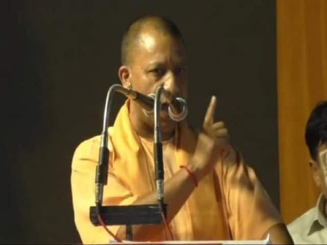उन्होंने आतंकवाद, नक्सलवाद और देश विरोधी तत्वों से निबटने के लिए भी खुलकर भाषण दिए और अपने तरीके से इसके खात्में का ऐलान तक करते रहे. साल 1998, 99, 2004, 2009 और 2014 के लोकसभा चुनाव में लगातार जीत हासिल कर अपनी धमक दिखाई और पूर्वांचल ही नहीं पूरे देश 42 वर्ष की उम्र में लगातार पांच बार सांसद होने का रिकार्ड भी बनाया. पूर्वी उत्तर प्रदेश में सांसद से अधिक उग्र हिन्दुत्व के पैरोकार योगी आदित्यनाथ अपनी सक्रियता के बूते चुनाव जीतते आए हैं. शायद ही कोई सांसद रात के ग्यारह बजे सभा कर लौटे और पुनः पौने तीन बजे जग जाए. योगी अपने योग के लिए ऐसा ही करते हैं.