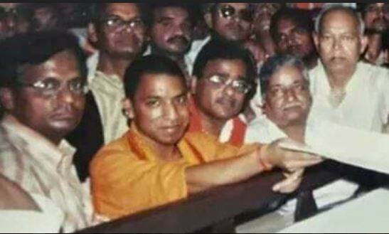 साल 1993 में वे गणित में एमएससी की पढ़ाई के दौरान गोरखपुर आए. 15 फरवरी 1994 को गोरखनाथ मंदिर प्रवास के दौरान ही उन्होंने ब्रह्मलीन महंत अवेद्यनाथ से दीक्षा लेकर योगी बन गए और उनका नाम अजय सिंह बिष्ट से योगी आदित्यनाथ हो गया. साल 1996 के लोकसभा चुनाव में महंत अवेद्यनाथ के चुनाव का संचालन किया. वर्ष 1998 में गुरुदेव महंत अवेद्यनाथ ने इन्हें अपना उत्तराधिकारी घोषित कर लोकसभा प्रत्याशी घोषित कर दिया. यहीं से 26 साल के उम्र में लोकसभा चुनाव जीतकर इनके राजनीतिक करियर की शुरुआत हुई. इन्हें सबसे कम उम्र का सांसद होने का गौरव भी प्राप्त हुआ.