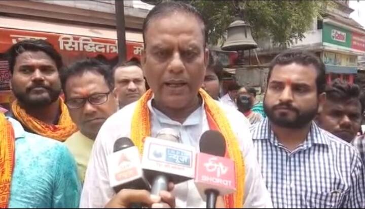 विश्व हिन्दू महासंघ के गोरखपुर के कार्यकर्ताओं ने यूपी के सीएम योगी आदित्यनाथ का जन्मदिन सादगी से मनाया. इस अवसर पर विहिम कार्यकर्ताओं ने उनके दीघार्यु होने की कामना की. कार्यकर्ता गोलघर काली मंदिर पहुंचकर उनके जन्मदिन पर हवन किया. इसके साथ ही उन्होंने प्रदेश के चौमुखी विकास की कामना की.