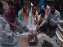 गोरखपुर: विहिम ने हवन कर मनाया योगी आदित्‍यनाथ का जन्‍मदिन, बीजेपी महिला मोर्चा ने कुष्‍ट आश्रम में बांटे फल और कपड़े