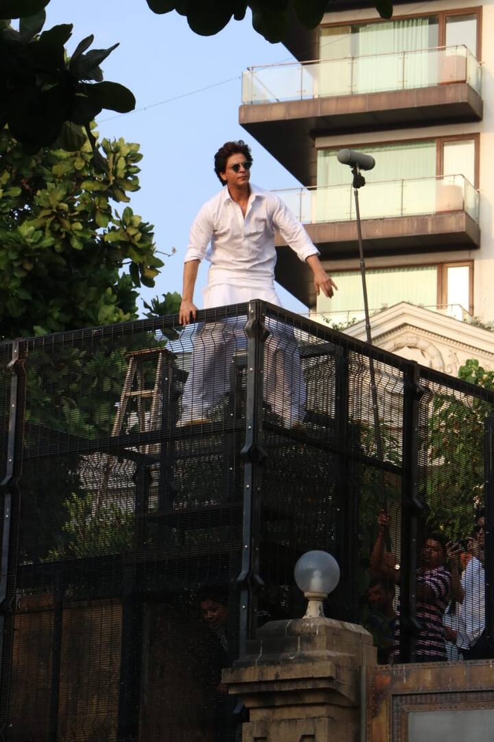 तस्वीरों में आप देख सकते हैं कि इस दौरान शाहरुख खान सफेंद रंग के पठानी सूट में बेहद डैशिंग लग रहे थे. (तस्वीर: मानव मंगलानी)