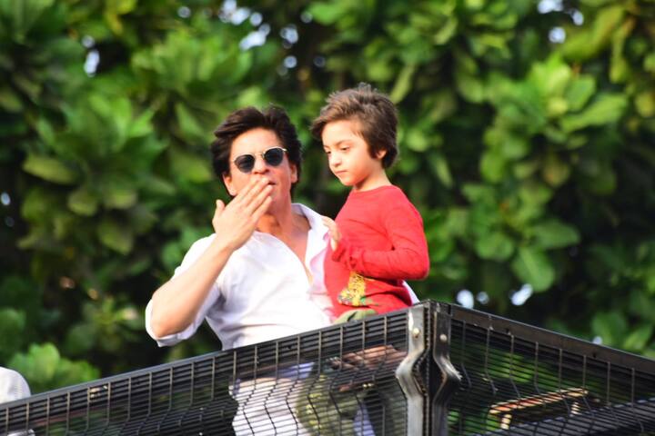 इस दौरान शाहरुख खान के छोटे बेटे अबराम खान भी उनके साथ ही दिखाई दे रहे थे. (तस्वीर: मानव मंगलानी)