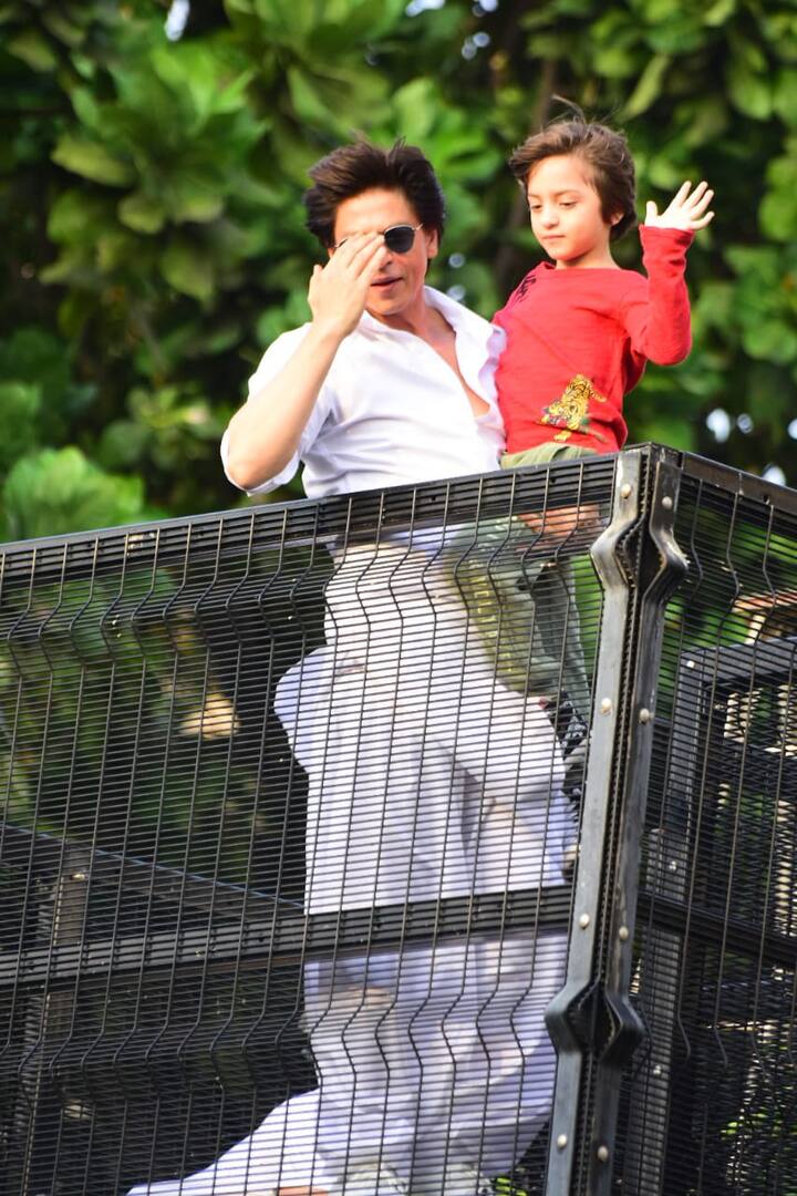 बॉलीवुड सुपरस्टार शाहरुख खान ईद के खास मौके पर अपने घर 'मन्नत' के बाहर खड़े फैंस का अभिवादन करते दिखाई दिए. उनकी इस दौरान की काफी सारी ेबहद खास तस्वीरें हम आपके लिए लेकर आए हैं जिन्हें आप आगे की स्लाइड्स में देख सकते हैं. (तस्वीर: मानव मंगलानी)