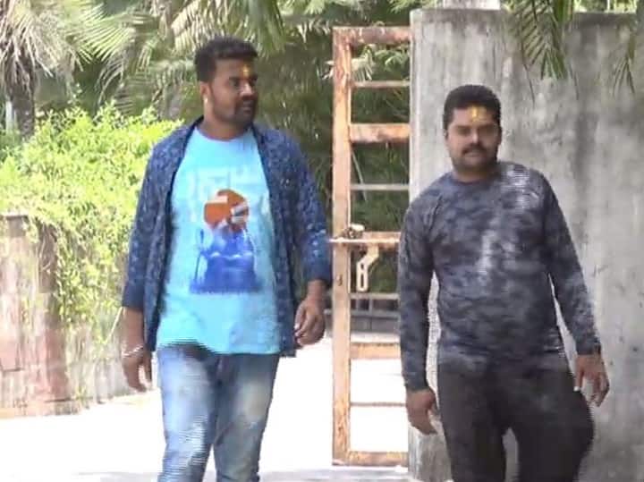 ट्रेन में खिलौने बेचने वाले का वीडियो हुआ वायरल, पुलिस ने भेजा जेल, अब रिहा होने के बाद कही ये बात