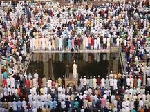 दिल्लीः कैमरे की नज़र में ईद, लोगों ने गले मिलकर दी एक दूसरे को बधाई