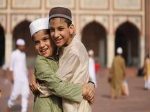 दिल्लीः कैमरे की नज़र में ईद, लोगों ने गले मिलकर दी एक दूसरे को बधाई