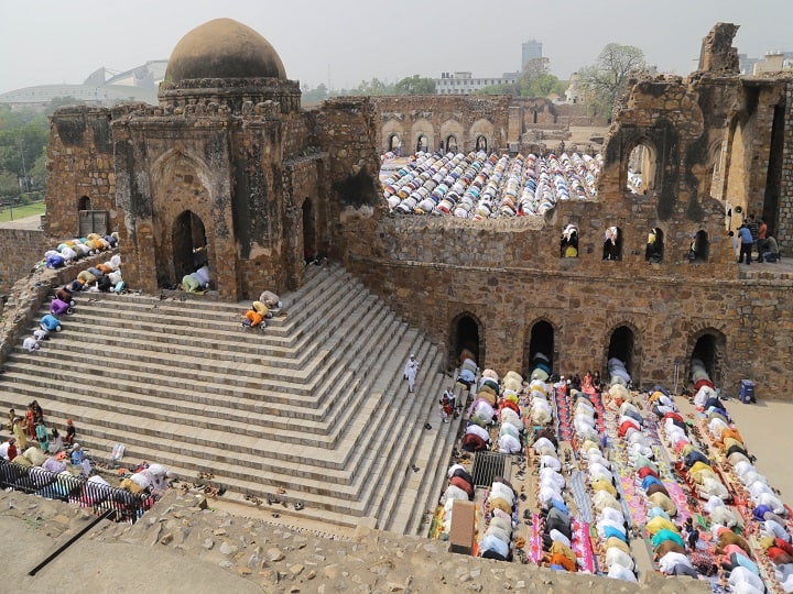 ईद के मौके पर पाकिस्तानी विदेश सचिव सुहैल महमूद दिल्ली पहुंचे और जामा मस्जिद में नमाज अदा की. कूटनीतिक सूत्रों के मुताबिक सुहैल महमूद अपने निजी यात्रा पर भारत पहुंचे थे. महमूद भारत में पाकिस्तान के उच्चायुक्त रह चुके हैं.
