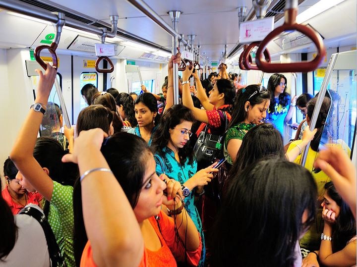 blog of masha on free metro for women Blog: मुफ्त सफर का आनंद, आखिर औरतों को और मौके तो देगा ही