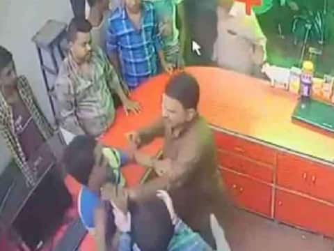 बिहार : बीजेपी उपाध्यक्ष रेणु देवी के भाई ने दुकानदार को पीटा, वीडियो वायरल, RJD ने साधा निशाना बिहार : बीजेपी उपाध्यक्ष रेणु देवी के भाई ने दुकानदार को पीटा, वीडियो वायरल, RJD ने साधा निशाना