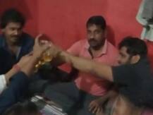 यूपी: नैनी जेल में अपराधियों की शराब पार्टी की तस्वीरें वायरल, जेल अधीक्षक को जारी हुआ कारण बताओ नोटिस