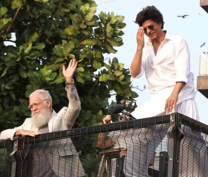 शाहरुख के साथ नजर आ रहा ये शख्स कोई आम शख्स नहीं है बल्कि ये मशहूर अमेरिकन शो के होस्ट डेविड लेटरमैन हैं. ( Photo-Social Media)