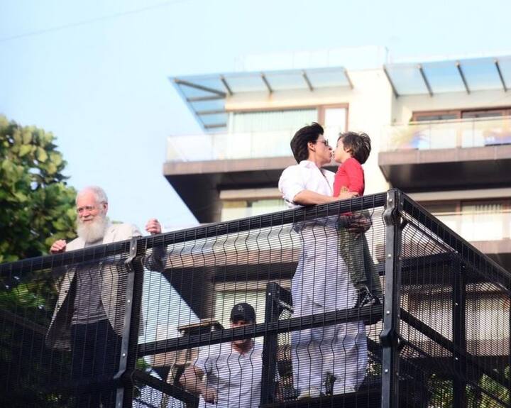 डेविड लेटरमैन ने ईद के मौके पर शाहरुख के लिए आए फैंस की इस भीड़ को कैमरे में भी कैद किया. इस दौरान खुद शाहरुख ने भी डेविड लेटरमैन को भी भीड़ से रूबरू करवाया था.( Photo-Social Media)