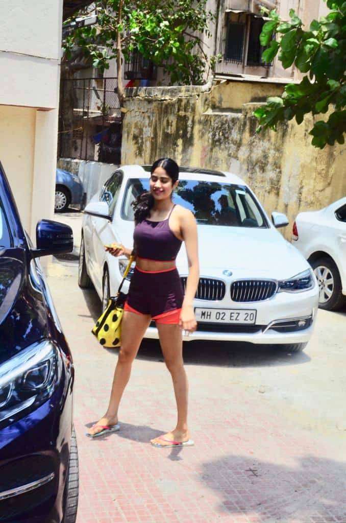  मलाइका के साथ-साथ जाह्नवी की भी जिम के बाहर की तस्वीरें सामने आईं. खास बात ये रही कि ये दोनों एक ही जिम से बाहर निकलती दिखीं. 