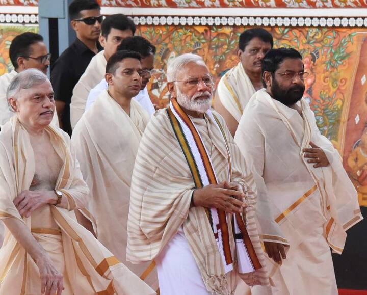 प्रधानमंत्री नरेंद्र मोदी दूसरी बार सत्ता संभालने के बाद पहली बार केरल के दौरे पर हैं. पीएम मोदी देर रात कोच्चि पहुंचे थे. नौसैन्य हवाईअड्डे पर केरल के राज्यपाल पी. सदाशिवम, केन्द्रीय विदेश राज्य मंत्री वी. मुरलीधरन और राज्य के देवस्वम मंत्री कदकमपल्ली सुन्दरन ने उनका स्वागत किया.