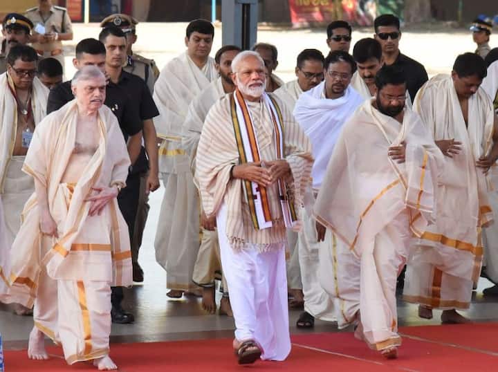 पीएम नरेंद्र मोदी ने गुरुवायुर मंदिर में पूजा-पाठ करने के बाद बीजेपी की केरल राज्य समिति द्वारा आयोजित अभिनंदन सभा को संबोधित किया. इसके बाद वह विदेश दौरे पर निकलेंगे.