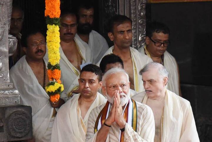 प्रधानमंत्री मोदी की इस यात्रा के लिए हवाईअड्डा, मंदिर के तरफ जाने वाले रास्ते और मंदिर में सुरक्षा व्यवस्था की चाक-चौबंद व्यवस्था की गई थी. चप्पे-चप्पे पर सुरक्षाबल के जवान थे.