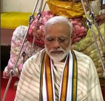 IN PICS: पारंपरिक वेशभूषा में पीएम मोदी ने केरल के गुरुवायुर मंदिर में की पूजा, तुलाभरम भी किया