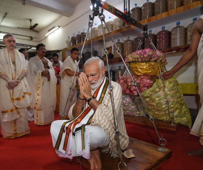 प्रधानमंत्री नरेंद्र मोदी ने आज केरल के गुरुवायुर मंदिर में पूजा अर्चना की. इस दौरान वे पारंपरिक वेशभूषा मुंडू में नजर आए. पीएम मोदी ने यहां तुलाभरम भी किया. तुलाभरम में व्यक्ति को तराजू के एक पलड़े पर रखकर किसी अन्य वस्तु से तौला जाता है. यहां देखें पीएम मोदी की पूजा के दौरान की खूबसूरत तस्वीरें.