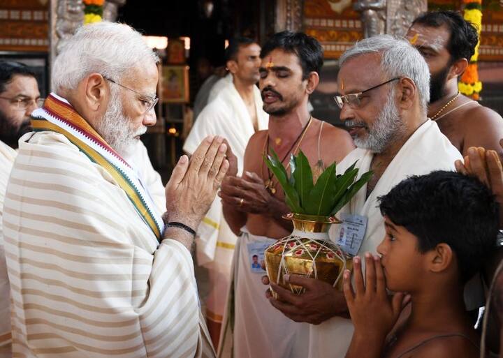 प्रधानमंत्री बनने के बाद मोदी पहली बार इस मंदिर में पूजा-अर्चना करने पहुंचे हैं. इस दौरान यहां प्रशासन ने बड़ी तैयारी की थी.