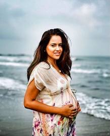 समीरा रेड्डी ने प्रेग्नेंसी के आठवें महीने में शेयर की बेबी बंप की बेहद खास तस्वीरें, यहां देखिए