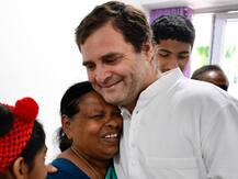 केरल दौरे पर अपने जन्म के वक्त अस्पताल में नर्स रही राजम्मा से मिले राहुल गांधी, लगाया गले
