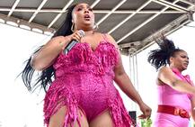 स्टेज पर बेहद वाइल्ड अंदाज में परफॉर्म करती दिखी ये रैपर, देखें तस्वीरें