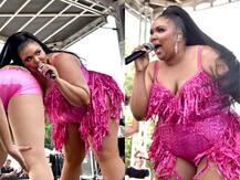 स्टेज पर बेहद वाइल्ड अंदाज में परफॉर्म करती दिखी ये रैपर, देखें तस्वीरें