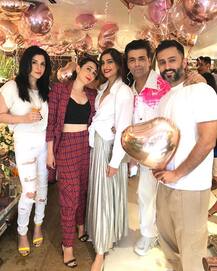 जान्हवी, मलाइका, करिश्मा से लेकर अनन्या तक, सोनम के बर्थडे बैश में पहुंचे कई सितारे, देखें INSIDE PICS