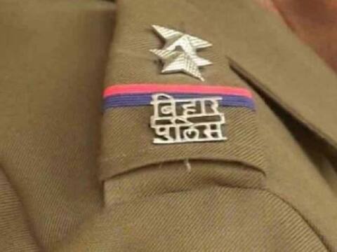 बिहार: एक्शन में नीतीश सरकार, गंभीर आरोप वाले 400 थानेदार नपे, अब कई जिलों के एसपी निशाने पर बिहार: एक्शन में नीतीश सरकार, गंभीर आरोप वाले 400 थानेदार नपे, अब कई जिलों के एसपी निशाने पर
