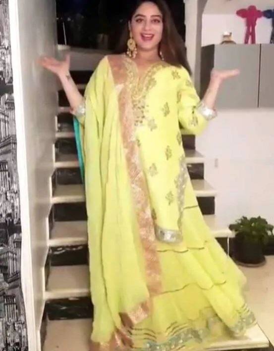 हालांकि इससे पहले माही और जय ने दो बच्चों- एक लड़का और एक लड़की को गोद लिए हुए हैं. ये बच्चे माही के केयरटेकर के हैं. वैसे तो ये बच्चे अपने पेरेंट्स के पास ही रहते हैं लेकिन कपल इनकी खर्च उठाते हैं.