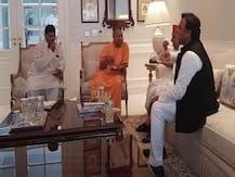 बीमार मुलायम सिंह से मिलने पहुंचे CM योगी आदित्यनाथ, अखिलेश-शिवपाल भी थे मौजूद