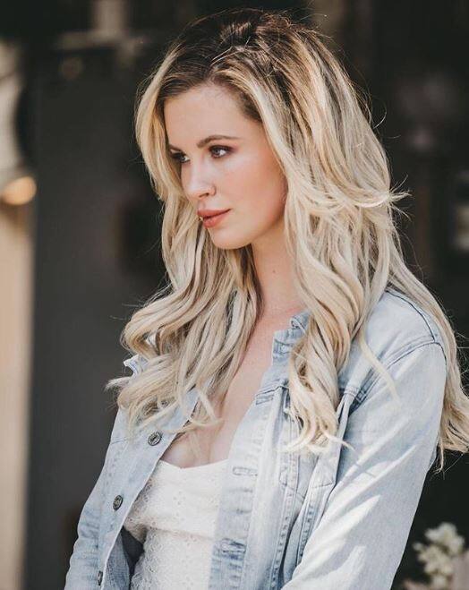 आयरलैंड बाल्डविन मशहूर सिंगर जस्टिन बीबर की मंगेतर हैली बाल्डविन की फर्स्ट कजिन भी हैं. 