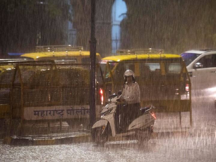मुंबई में हवा और गरज के साथ हुई बारिश, लोगों को गर्मी से मिली राहत, 22 विमानों को डायवर्ट किया गया Mumbai Rain pre monsoon showers 22 flights diverted due to bad weather मुंबई में हवा और गरज के साथ हुई बारिश, लोगों को गर्मी से मिली राहत, 22 विमानों को डायवर्ट किया गया