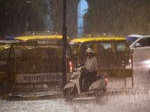 मुंबई में हवा और गरज के साथ हुई बारिश, लोगों को गर्मी से मिली राहत, 22 विमानों को डायवर्ट किया गया