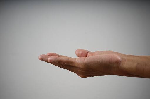 Man with Ornaments begging in Venkata krishnapuram of West godavari district Begging: ఒళ్లంతా నగలు, కారులో వచ్చి భిక్షం అడుక్కుంటూ.. భయపడిపోయిన స్థానికులు