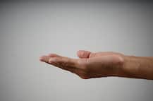 Begging: ఒళ్లంతా నగలు, కారులో వచ్చి భిక్షం అడుక్కుంటూ.. భయపడిపోయిన స్థానికులు