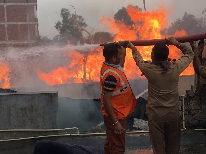jammu and kashmir fire broke out at wood timber जम्मू कश्मीरः लकड़ी गोदाम में लगी आग पर काबू पाने के लिए ली जा रही है सेना की मदद