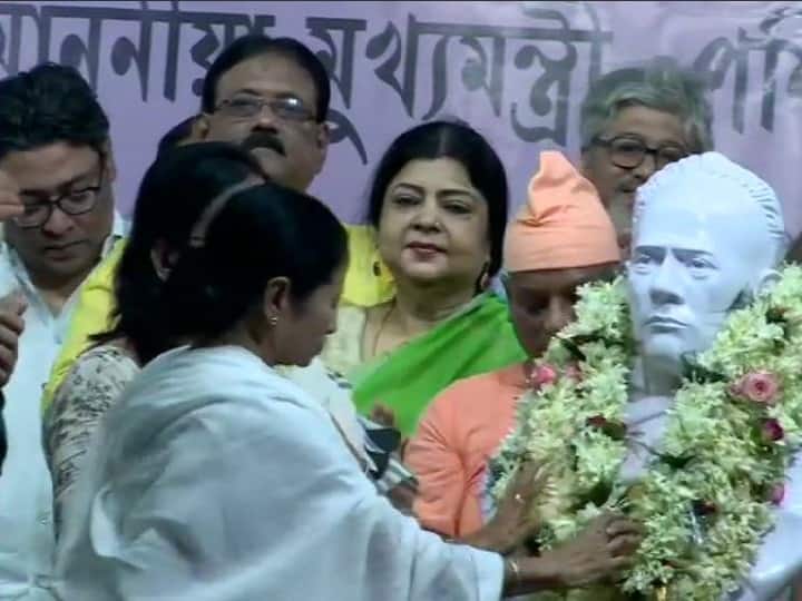 West Bengal CM Mamata Banerjee Unveils New Statue Of Ishwar Chandra Vidyasagar After Bust Vandalised ममता बनर्जी ने ईश्वरचंद्र विद्यासागर की नई मूर्ति स्थापित की, लोकसभा चुनाव के दौरान हुई थी तोड़फोड़